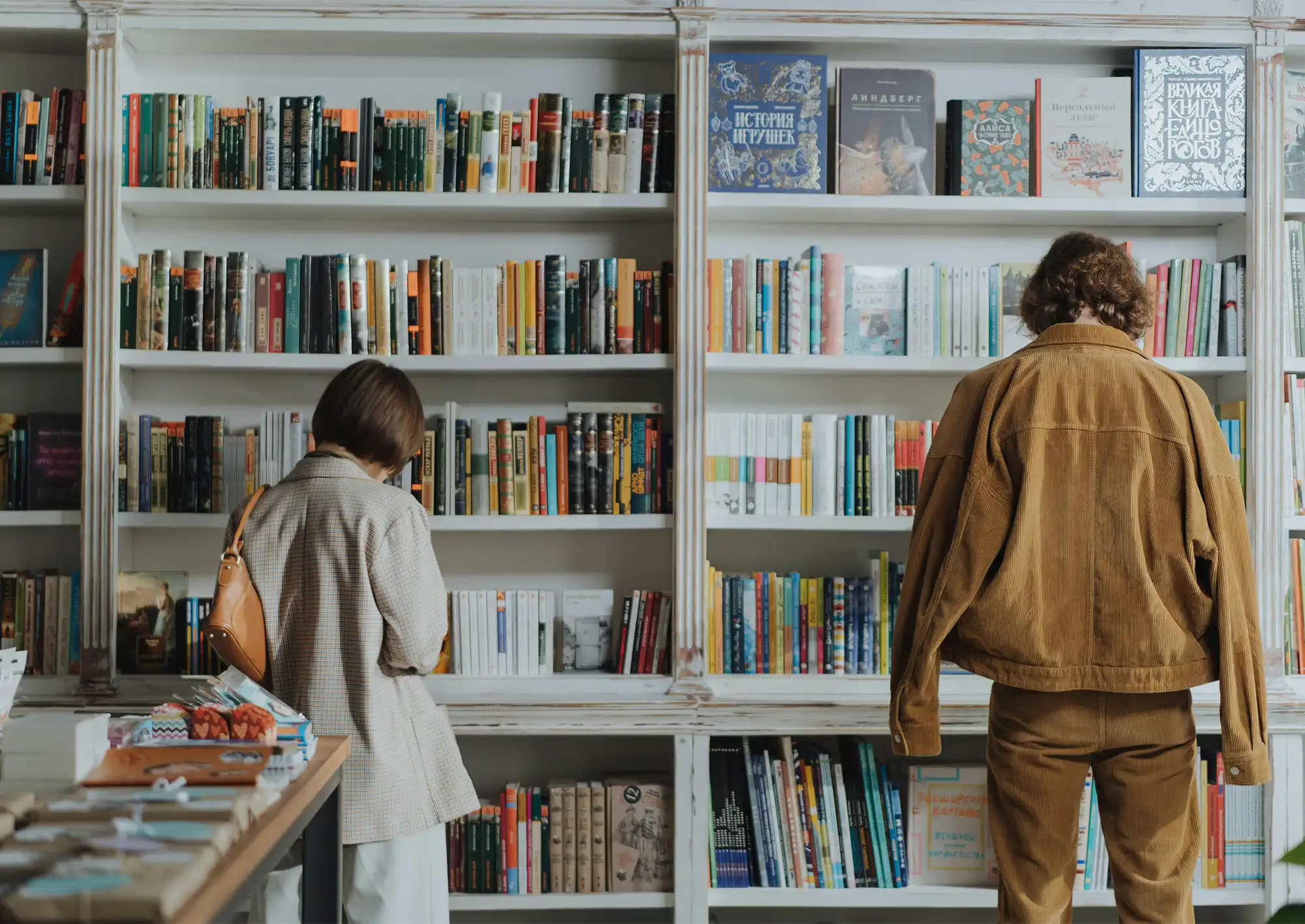Två studenter på bibliotek